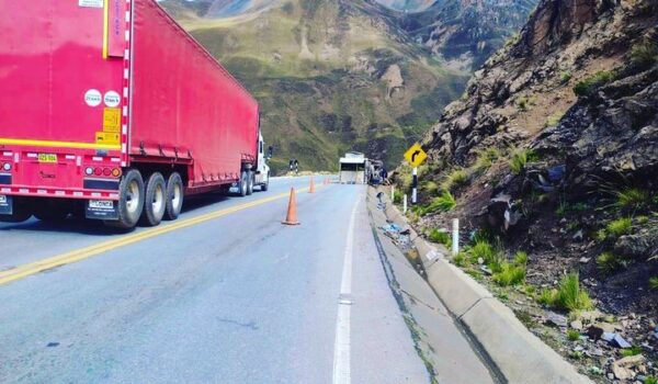 #ahora Despiste y volcadura de un camión en el km 120 #Casapalca #CarreteraCen